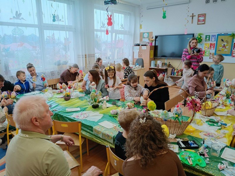 Twórcze przygotowania do Świąt w klasie I c